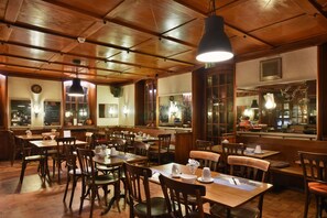 Tägliches Frühstücksbuffet (15 CHF pro Person)