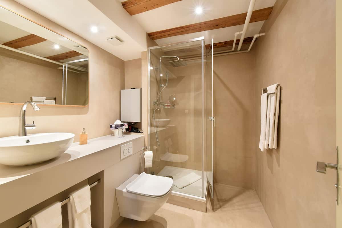 suite | bathroom | free toiletries, hair dryer, towels