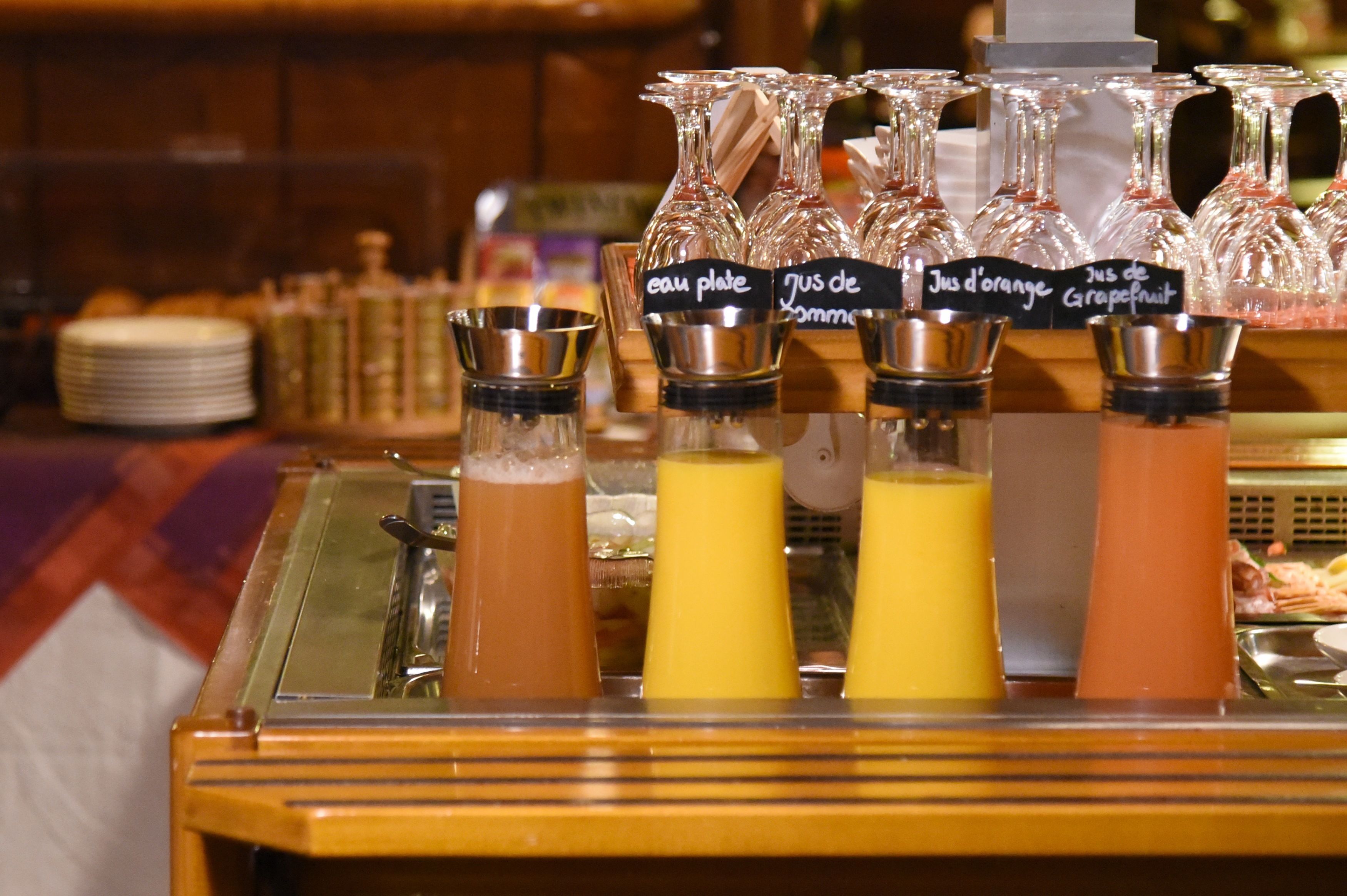 Una estación de bebidas con diversas opciones, identificadas en francés.
