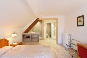 Desk, free WiFi, bed sheets - Hôtel de l'Aigle (Val-de-Travers)