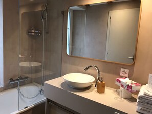 Family Room, 2 Bedrooms | Bathroom | Free toiletries, hair dryer, towels