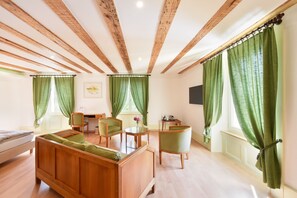 Suite | In-room safe, desk, free WiFi, bed sheets