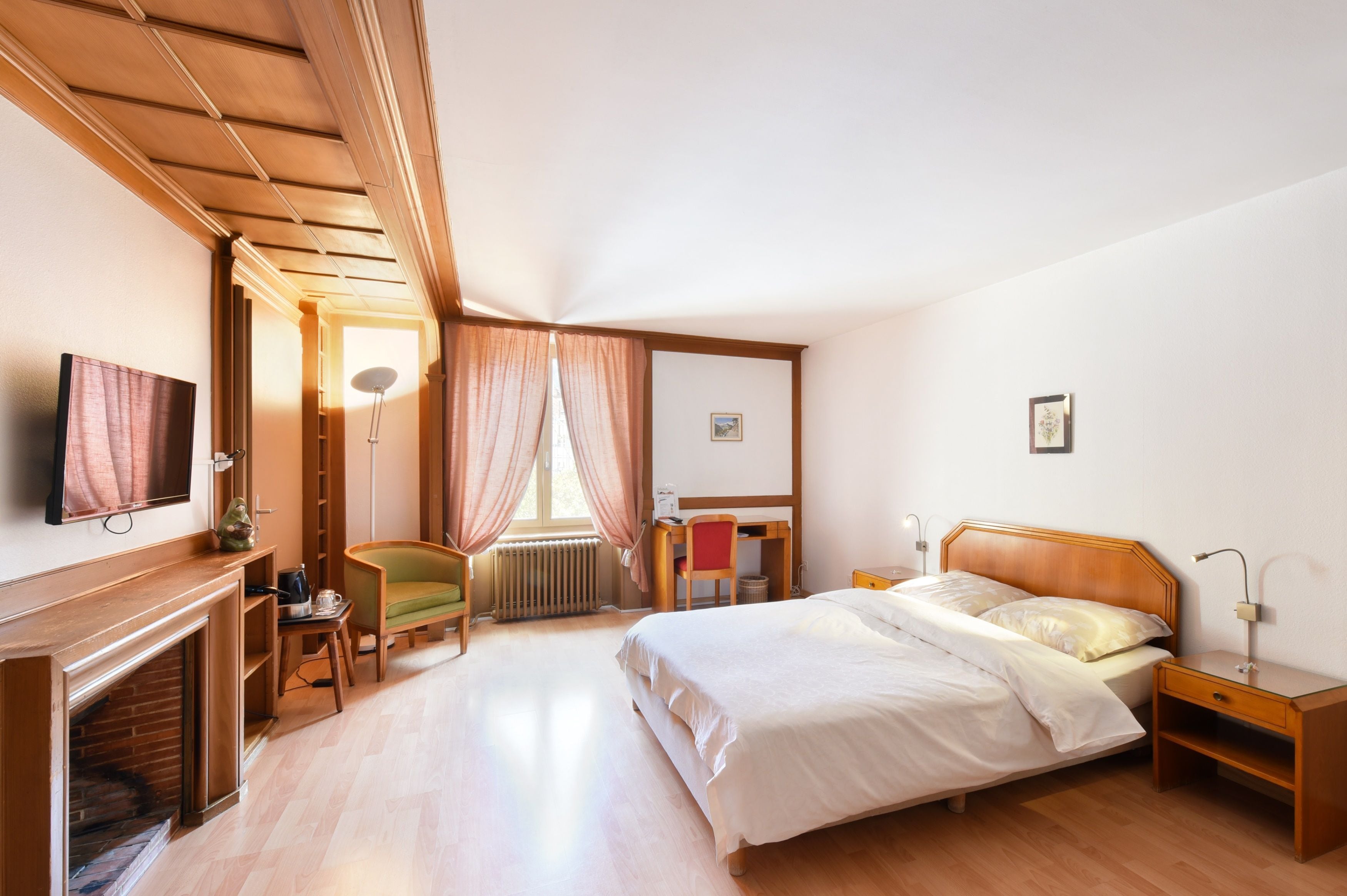 Standaard tweepersoonskamer | Een bureau, gratis wifi, beddengoed