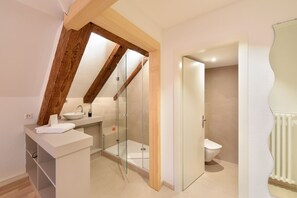 Twin Room | Bathroom | Free toiletries, hair dryer, towels