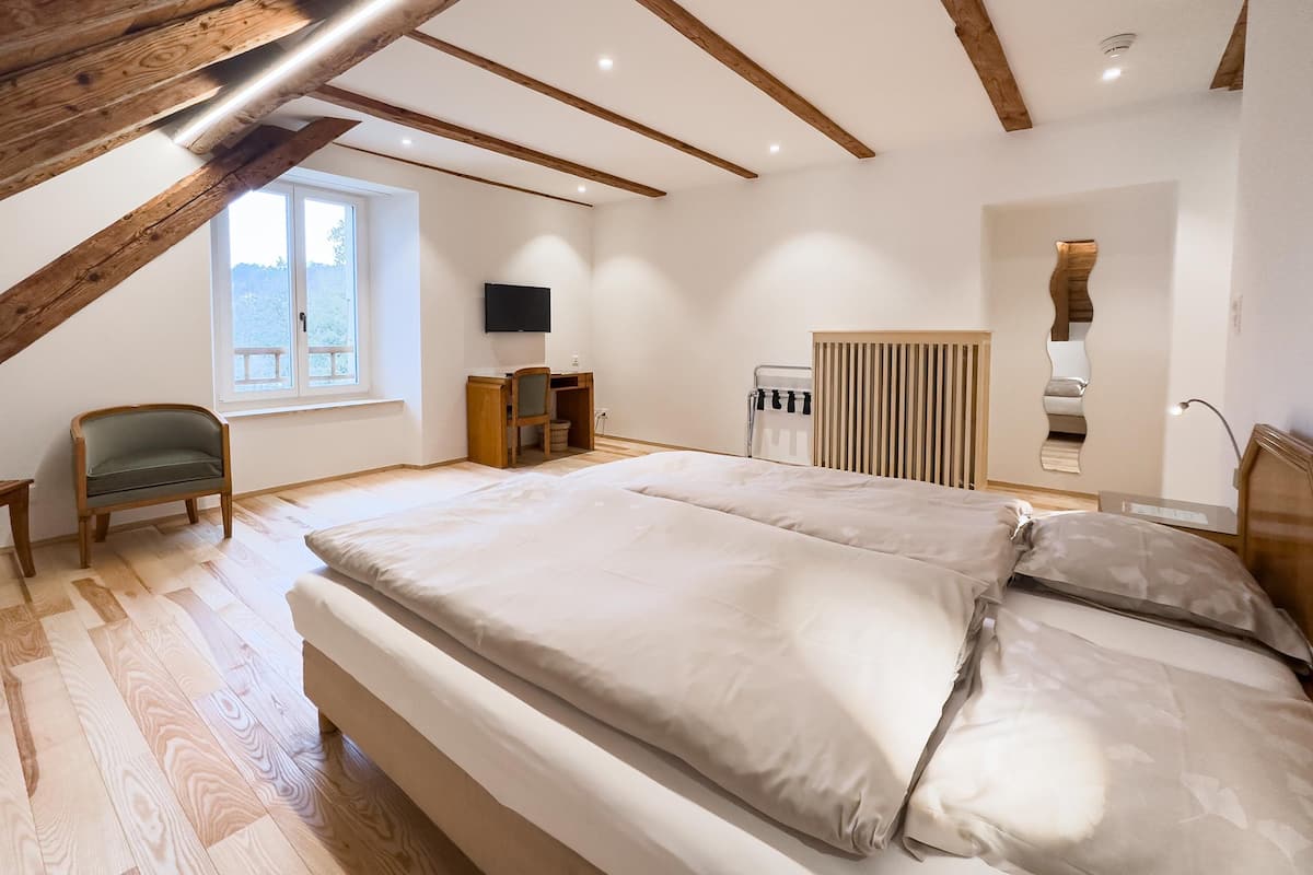 twin room | in-room safe, desk, free wifi, bed sheets