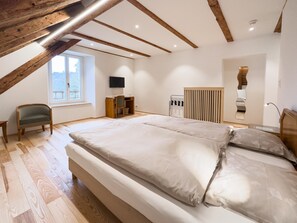 Twin Room | Desk, free WiFi, bed sheets - Hôtel de l'Aigle (Val-de-Travers)