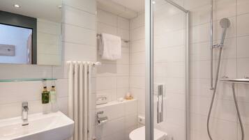 Chambre Simple Standard, vue montagne | Salle de bain
