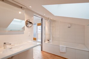 Hypo-allergenic bedding, in-room safe, soundproofing, free WiFi - Hotel Bristol (Zermatt)