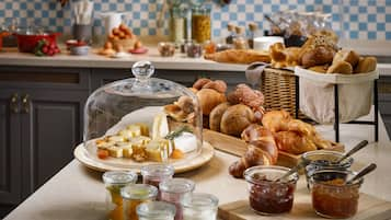 Petit-déjeuner buffet servi tous les jours en supplément