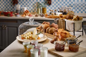 Daily buffet breakfast (CHF 30 per person)