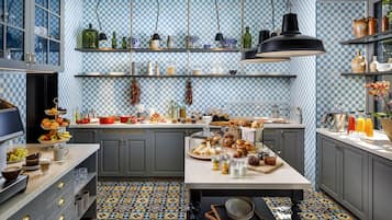 Tägliches Frühstücksbuffet (30 CHF pro Person)