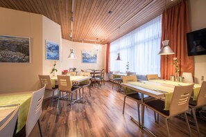 Free daily buffet breakfast - Hotel Derby Interlaken - Action & Relax Hub (Interlaken)