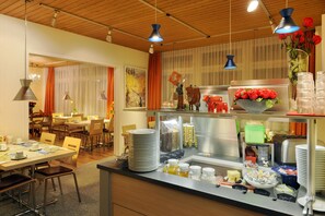 Free daily buffet breakfast - Hotel Derby Interlaken - Action & Relax Hub (Interlaken)