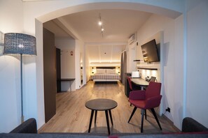 Suite familiale (Air Conditioning) | Aire de séjour | Téléviseur à écran plat de 32 po avec télévision par câble, téléviseur