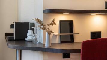 Petite Double Room | Coin séjour | Télévision à écran plat de 32 pouces avec chaßnes par cùble, télévision