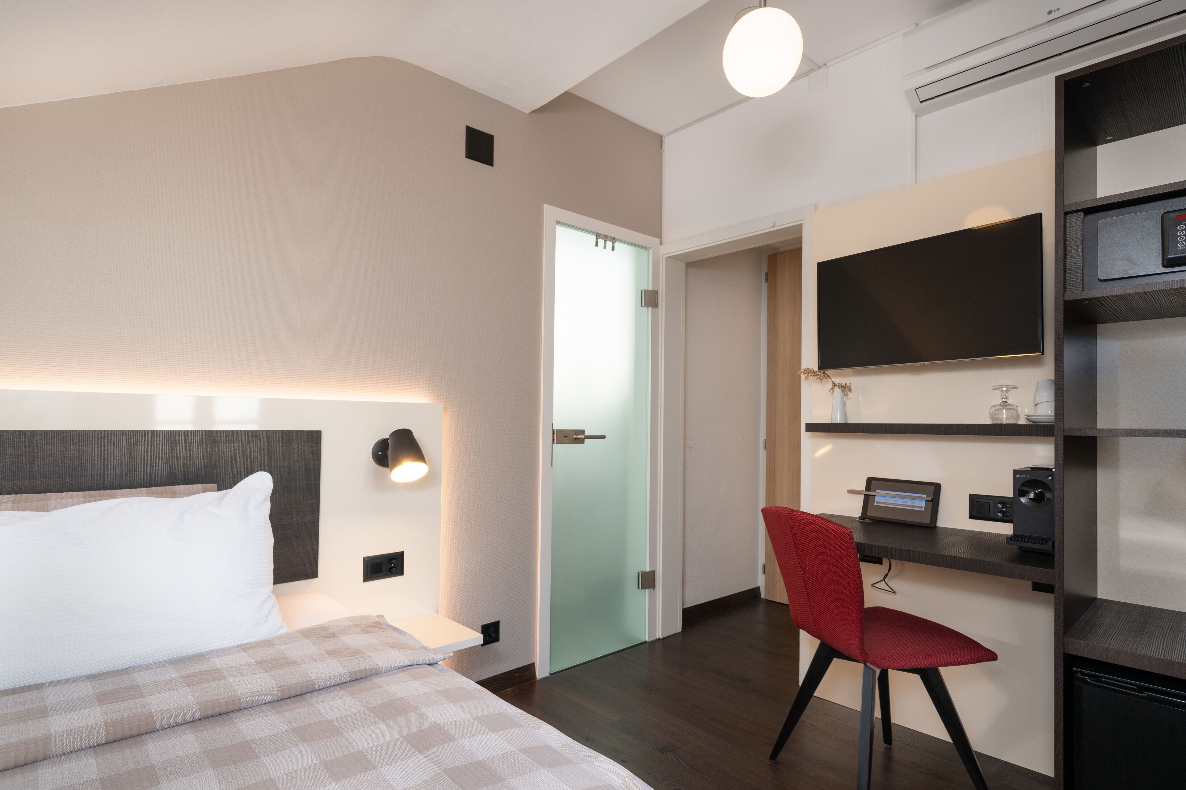 single room (air conditioning) | premium bedding, pillow-top beds, minibar, in-room safe