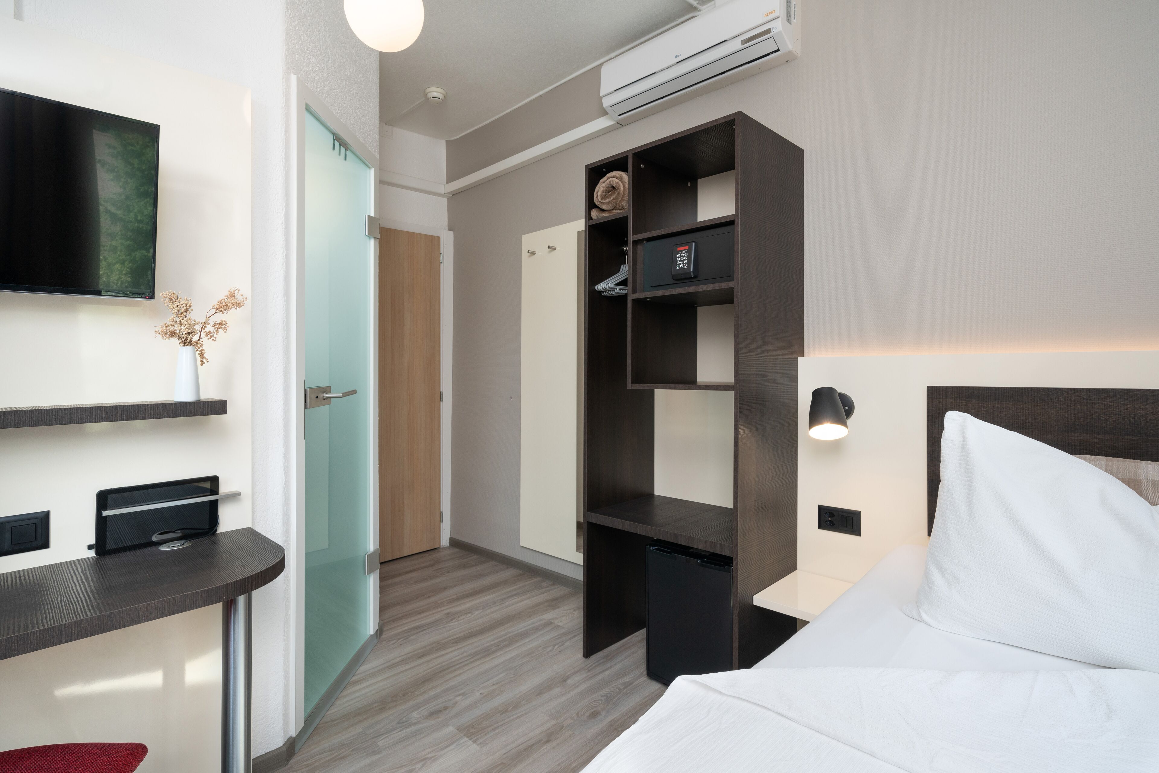 single room (air conditioning) | premium bedding, pillow-top beds, minibar, in-room safe