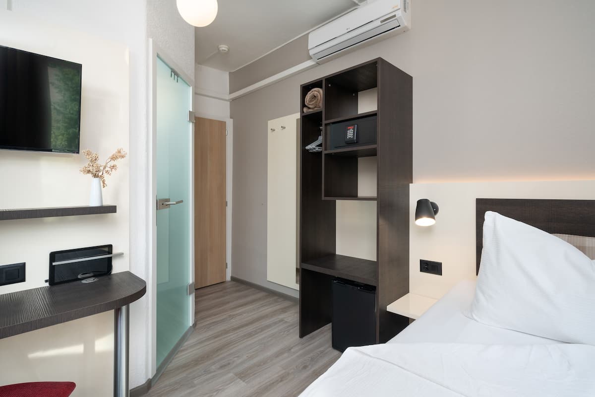 single room (air conditioning) | premium bedding, pillow-top beds, minibar, in-room safe