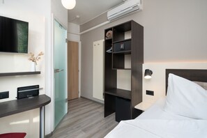 Chambre simple (Air Conditioning) | Literie de qualité, lit avec matelas à plateau-coussin, minibar