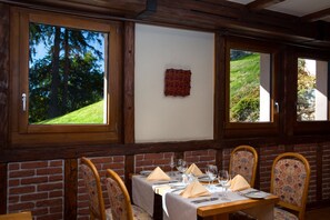 2 restaurants, breakfast, dinner served; Fusion cuisine