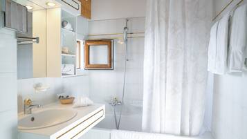 Une salle de bain moderne avec un grand lavabo, un miroir et une douche.