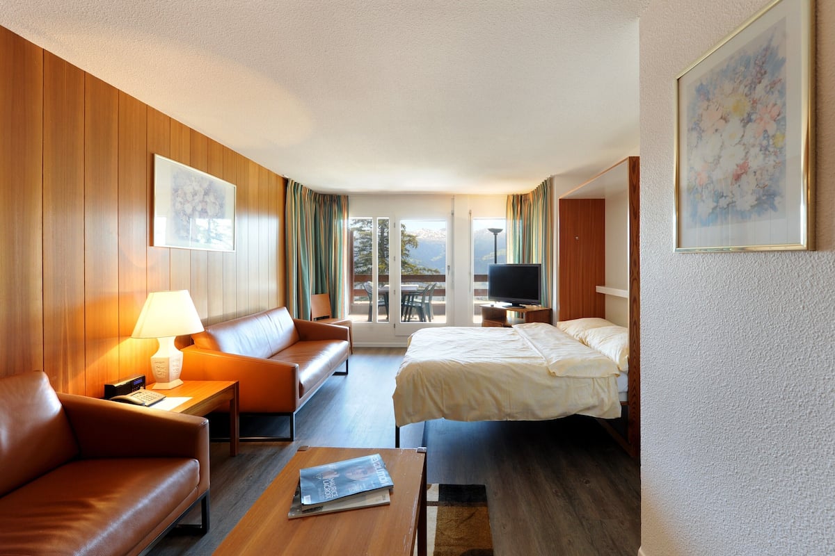 family suite, balcony, mountain view | minibar, in-room safe, desk, blackout curtains