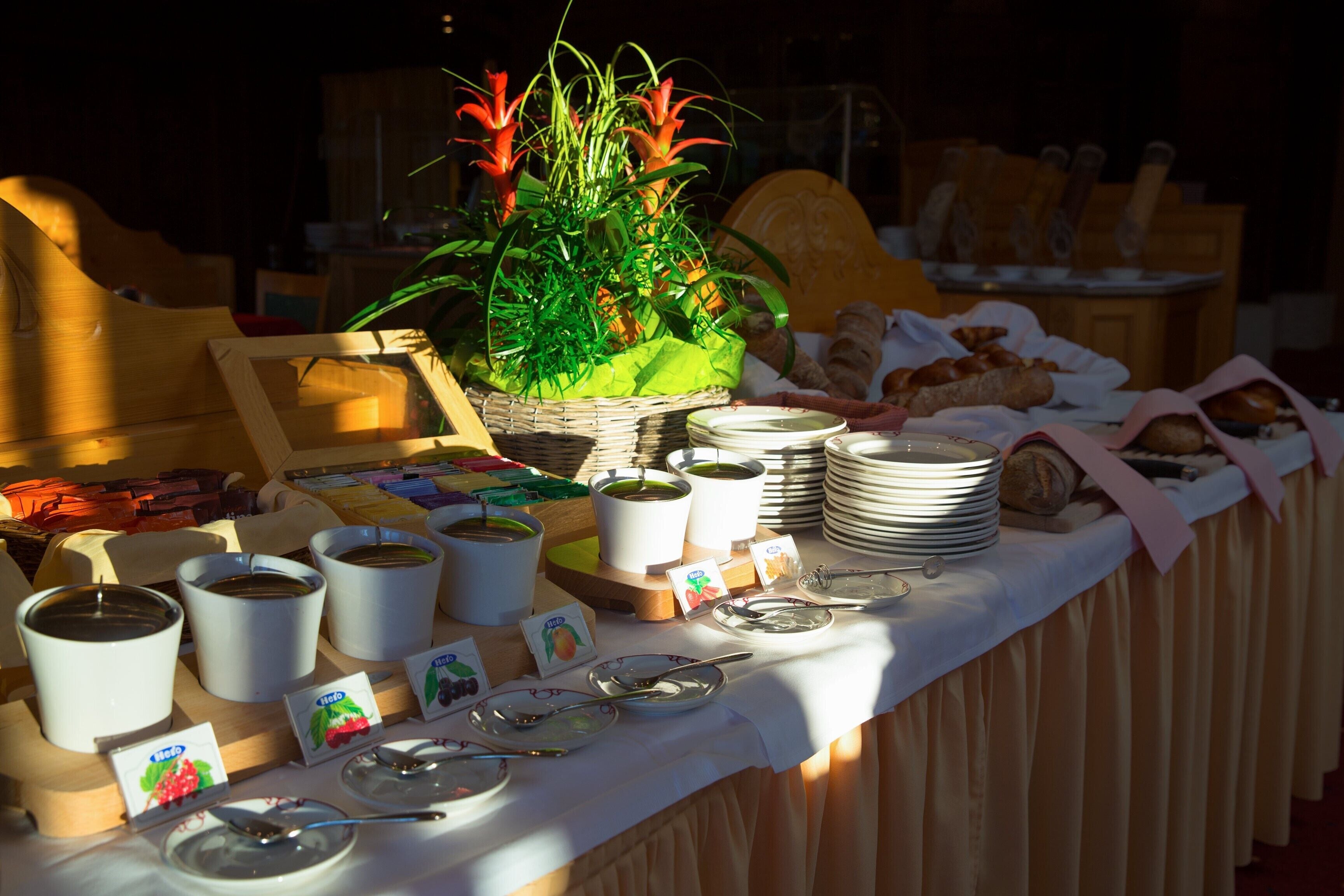 Une table de buffet avec divers plats et ustensiles de service.