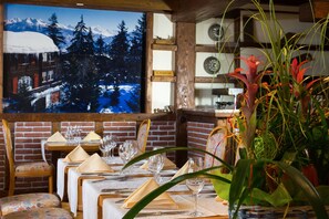 2 restaurants, servant le déjeuner et le souper; cuisine fusion