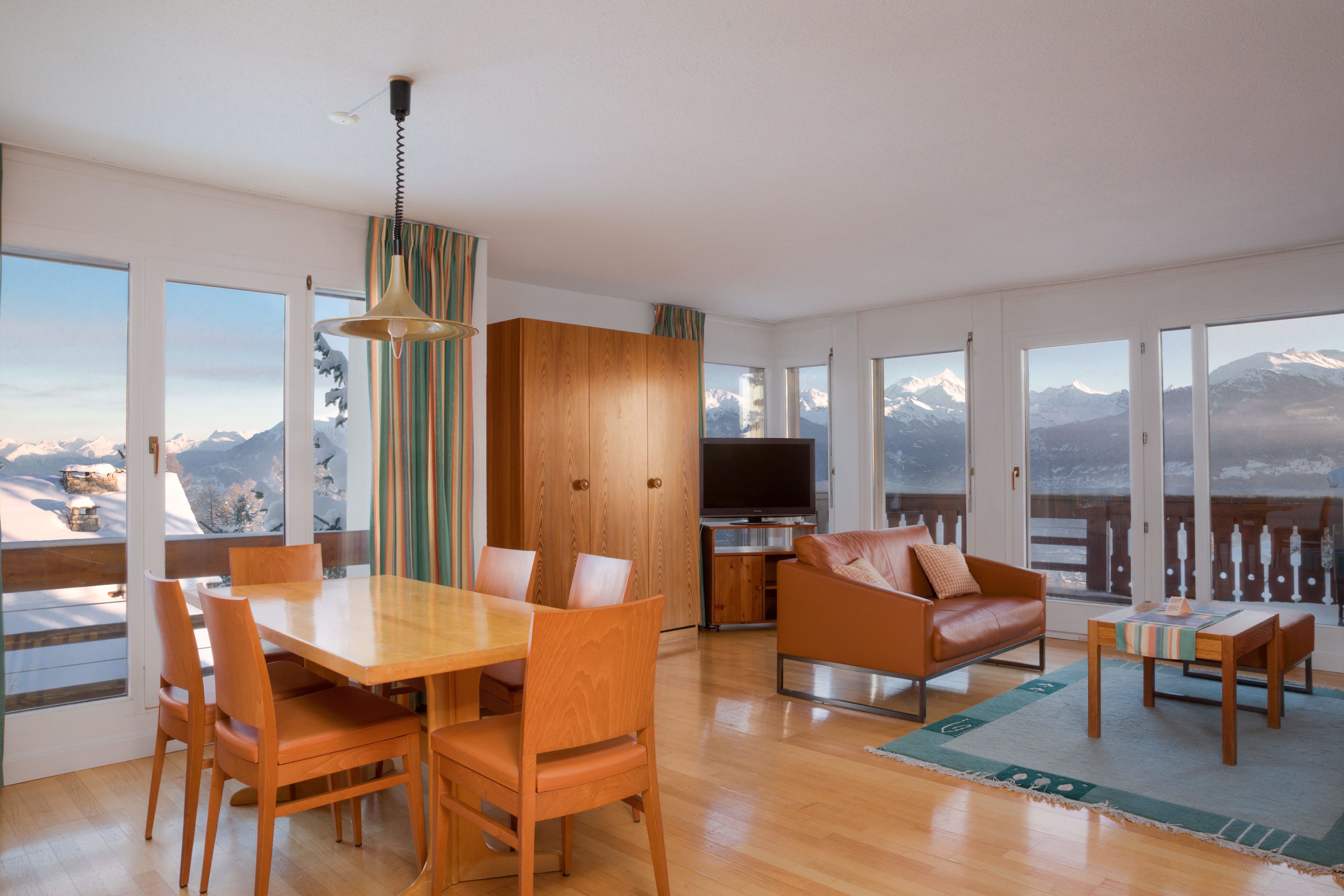 Minibar, Zimmersafe, Schreibtisch, Verdunkelungsvorhänge