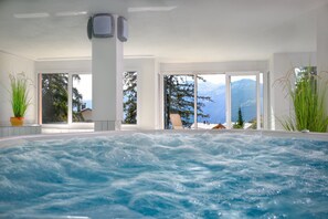 Indoor spa tub