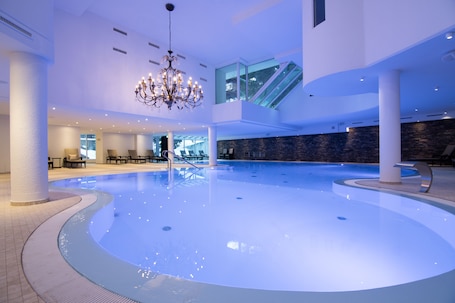 Una piscina techada. Walliserhof Grand-Hotel & Spa Saas-Fee