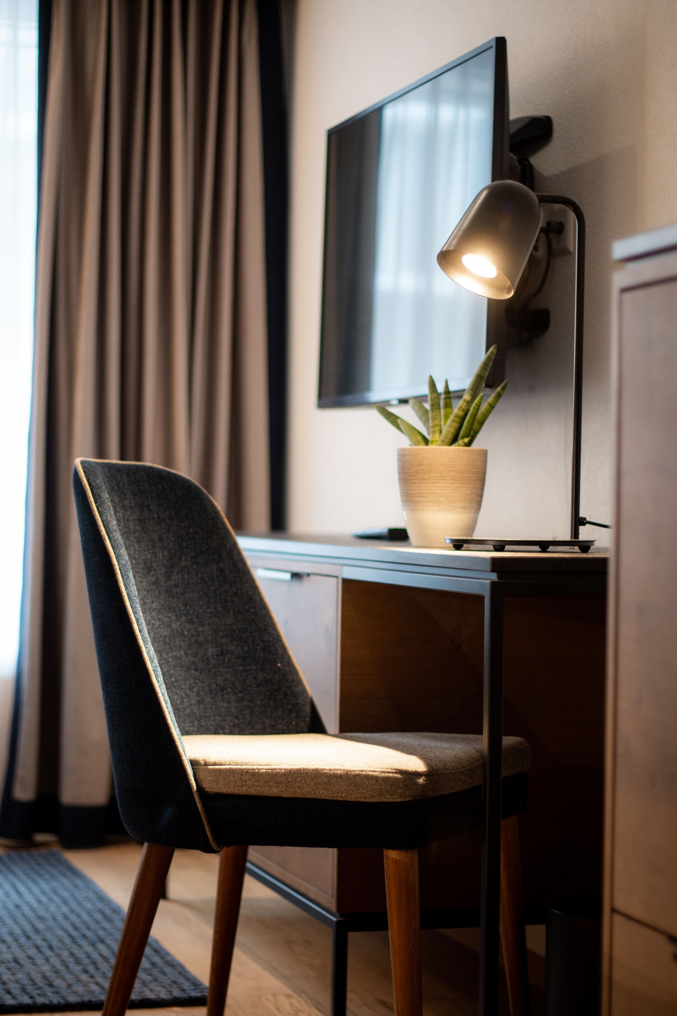 classic single room, 1 single bed | living area | flat-screen tv