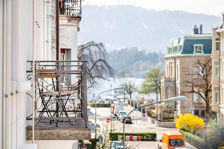 Deluxe Studio, Kitchen | Hypo-allergenic bedding, in-room safe, individually decorated