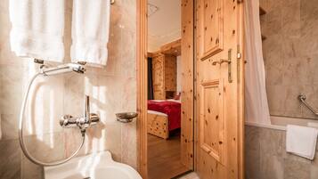 Chambre Double Supérieure, 1 chambre, baignoire | Salle de bain | Articles de toilette gratuits, sÚche-cheveux, chaussons