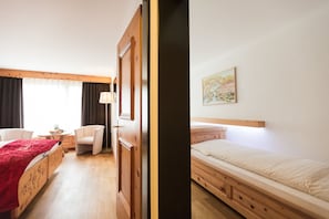 Neljän hengen perhehuone, 1 makuuhuone, oma kylpyhuone, jokinäköala | Ylelliset vuodevaatteet, pillowtop-patjalliset sängyt, minibaari