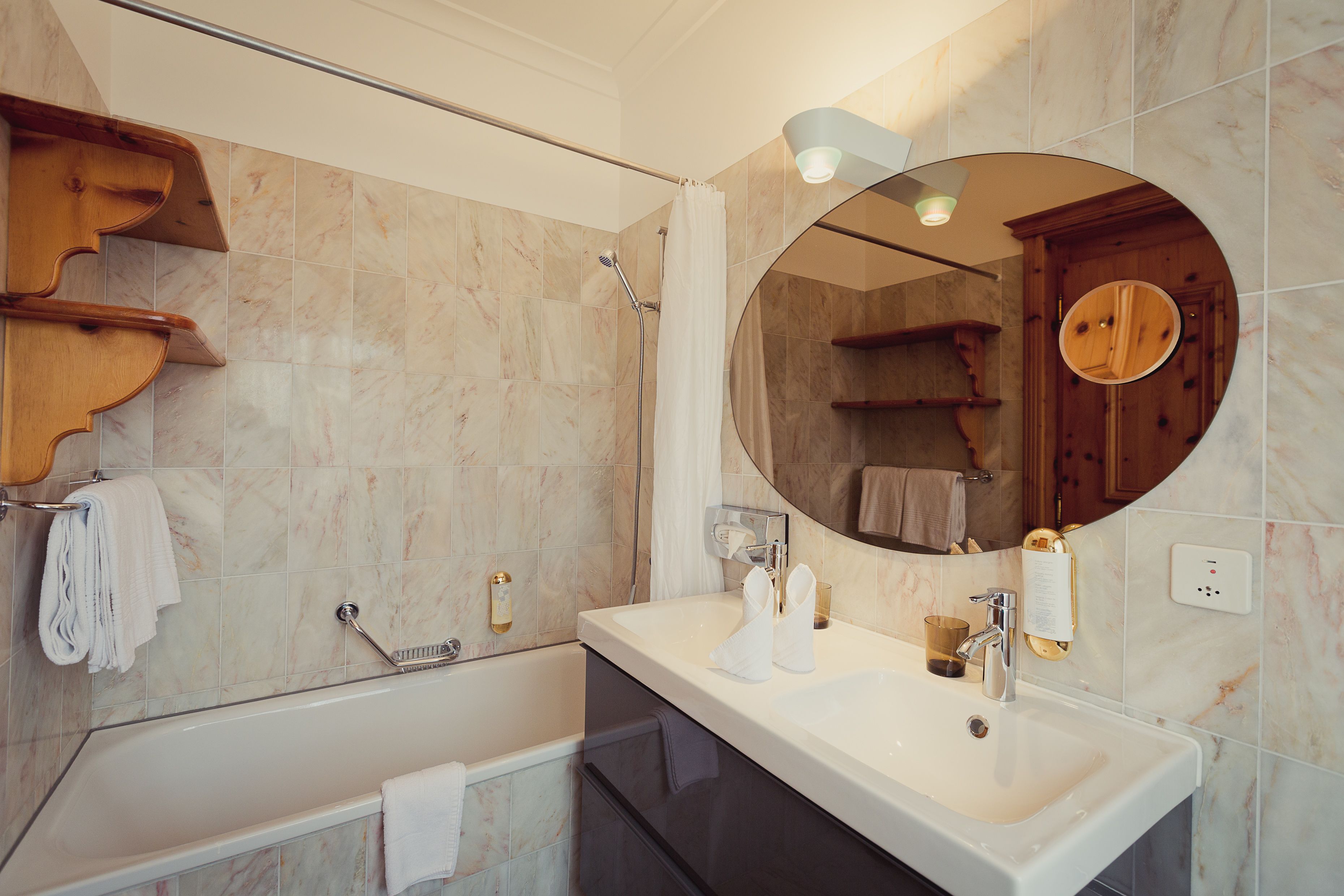 Une salle de bain moderne avec une baignoire, un lavabo et un miroir.