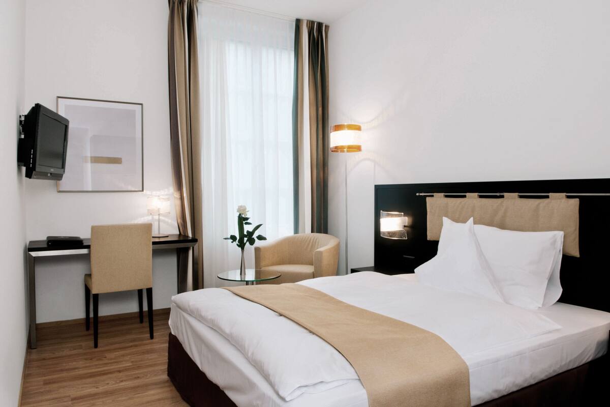 Economy Room, 1 Queen Bed