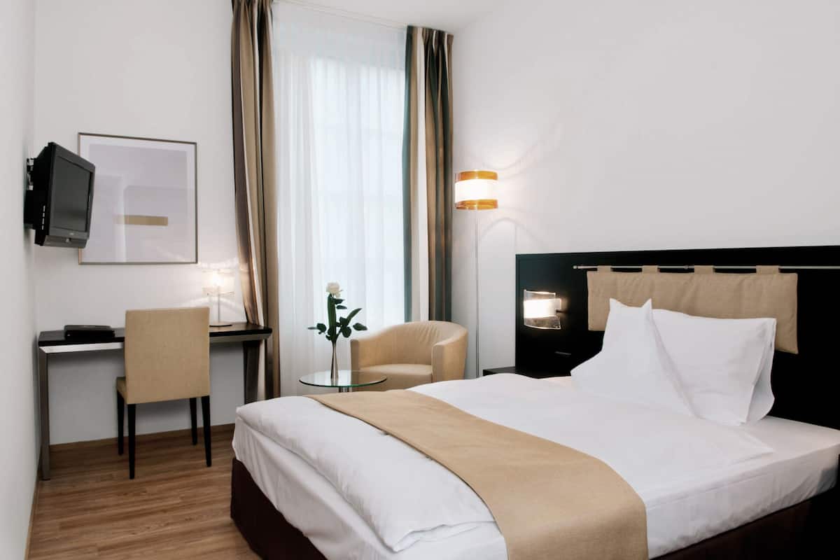 Economy Room, 1 Queen Bed | 1 bedroom, premium bedding, down duvets, minibar