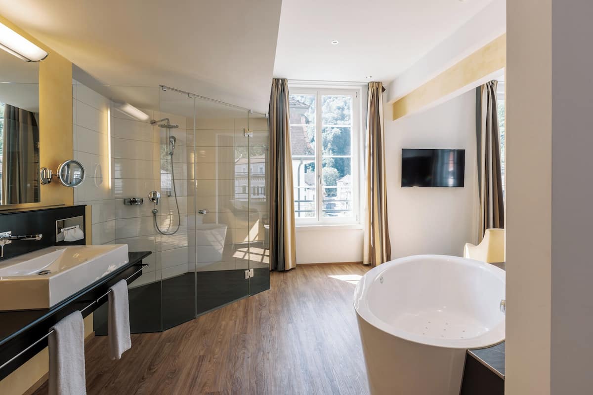 junior suite | bathroom | free toiletries, hair dryer, towels