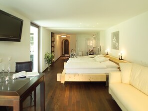Hypo-allergenic bedding, minibar, in-room safe, desk