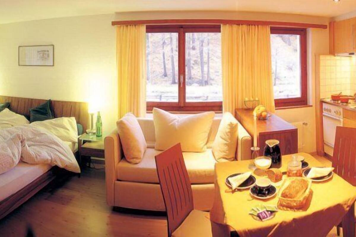 hypo-allergenic bedding, minibar, in-room safe, desk