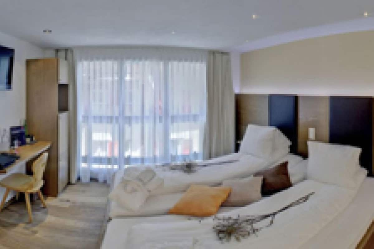 Bộ đồ giường kháng dị ứng, minibar, két bảo mật tại phòng, bàn 