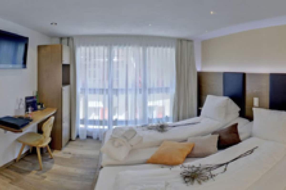 hypo-allergenic bedding, minibar, in-room safe, desk