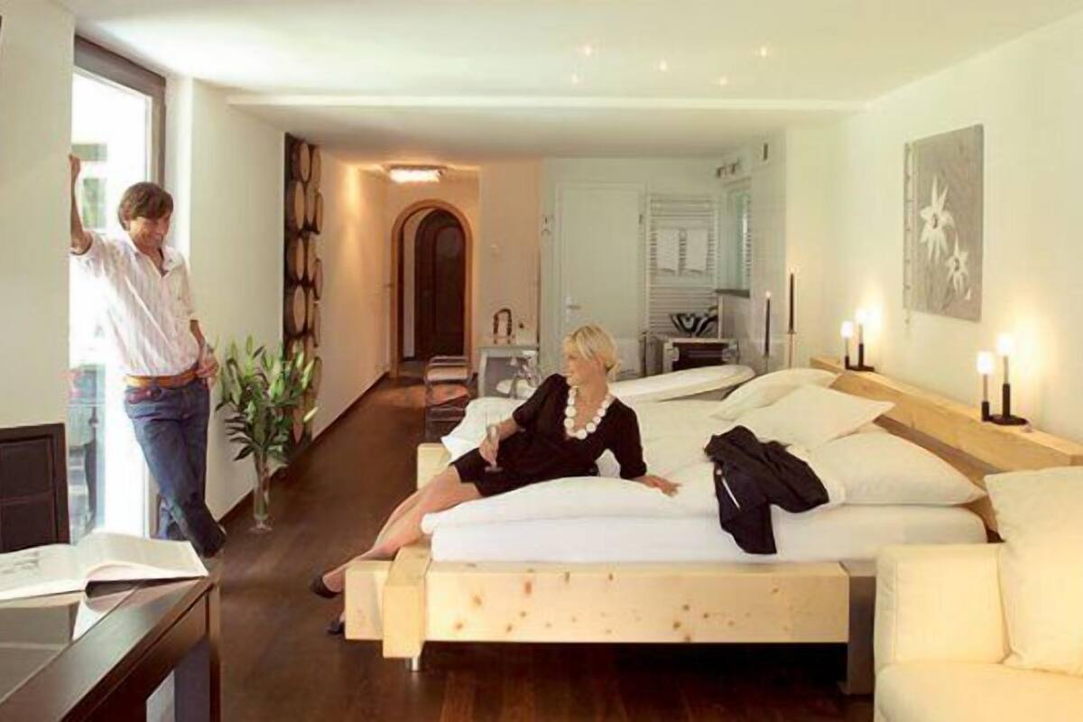 Phòng Suite, ban công, quang cảnh núi | Bộ đồ giường kháng dị ứng, minibar, két bảo mật tại phòng, bàn 