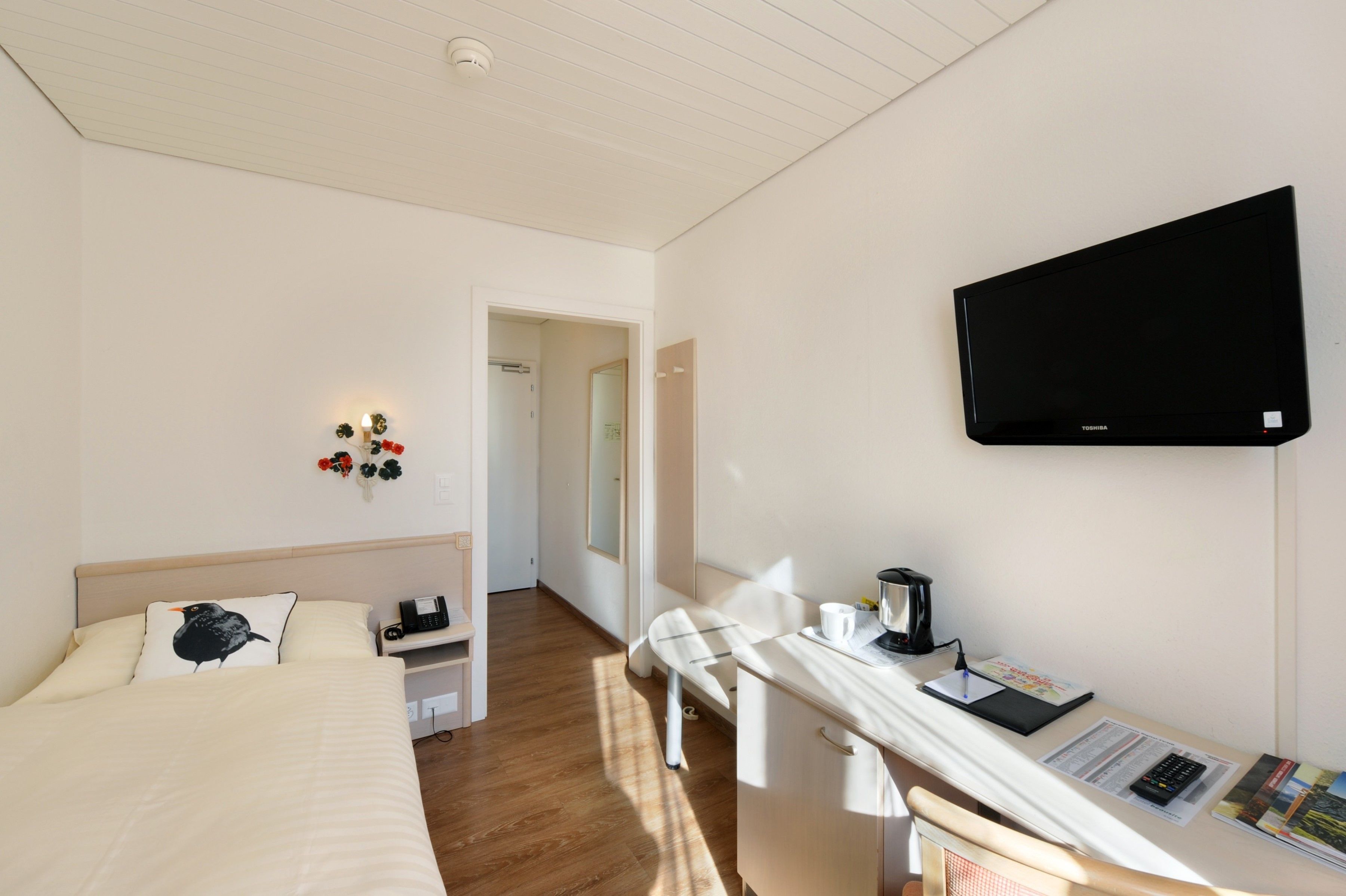 single room | minibar, in-room safe, desk, free wifi