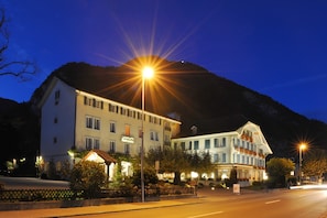 Fassade der Unterkunft – Abend/Nacht