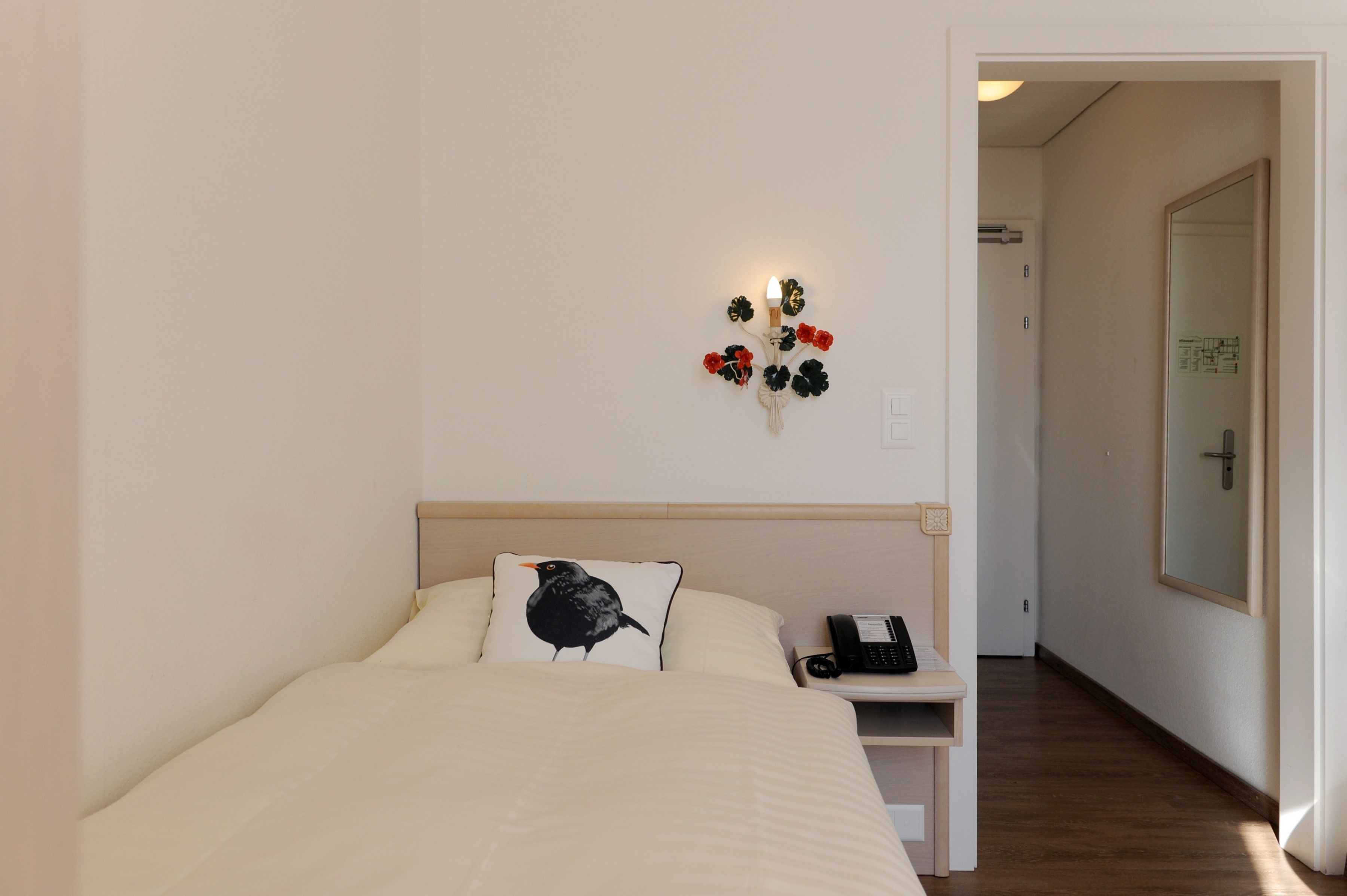 single room | minibar, in-room safe, desk, free wifi