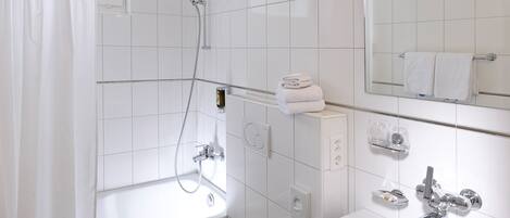 Um banheiro moderno com banheira, vaso sanitário e pia.