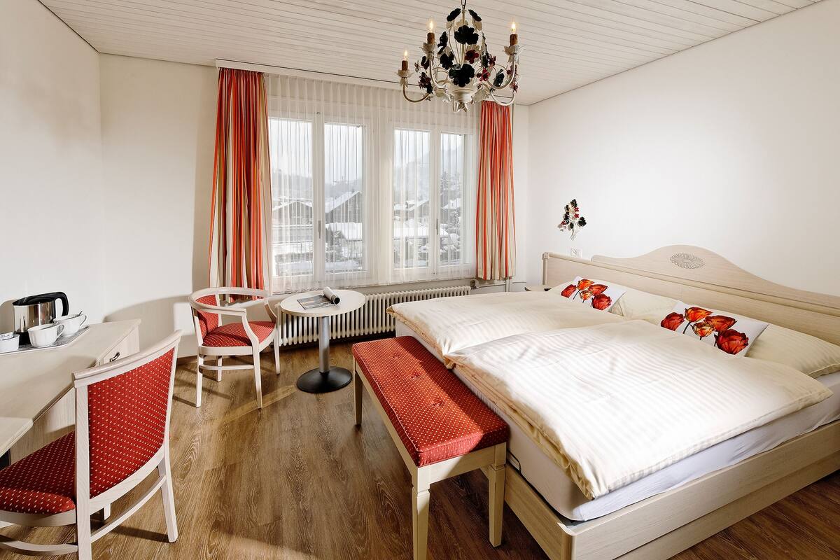 Minibar, in-room safe, desk, WiFi (free)