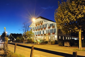 Fassade der Unterkunft – Abend/Nacht
